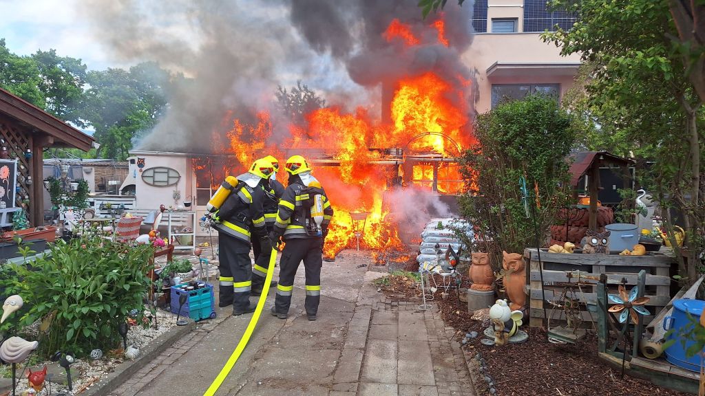 Brand einer Gartenhütte