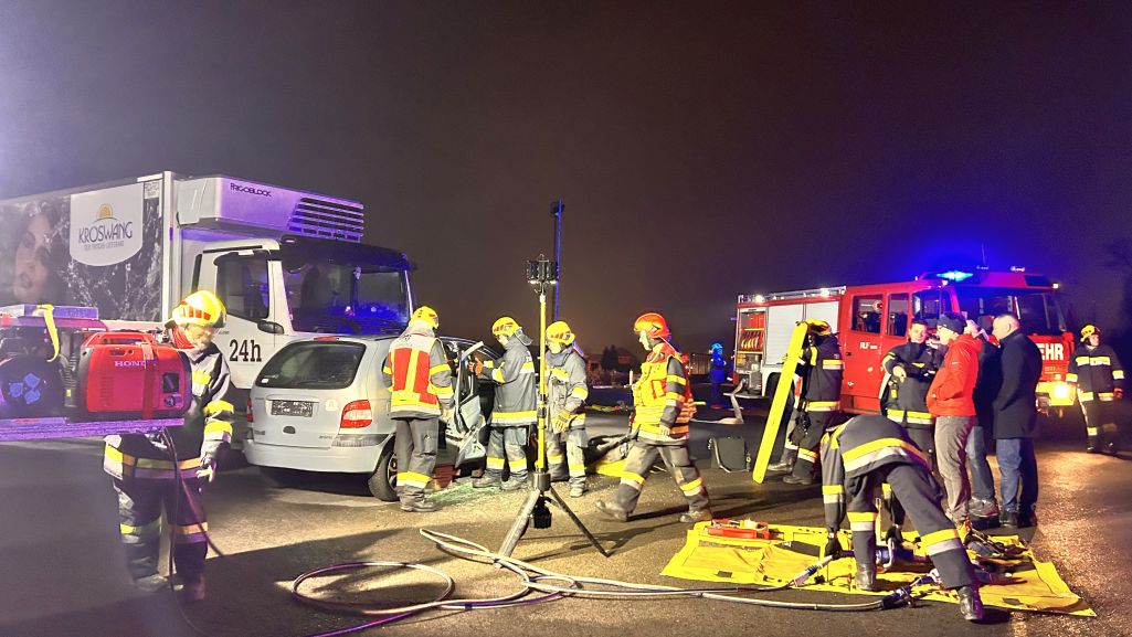 Abschlussübung des Übungsjahres auf dem Areal der Fa. Kröswang