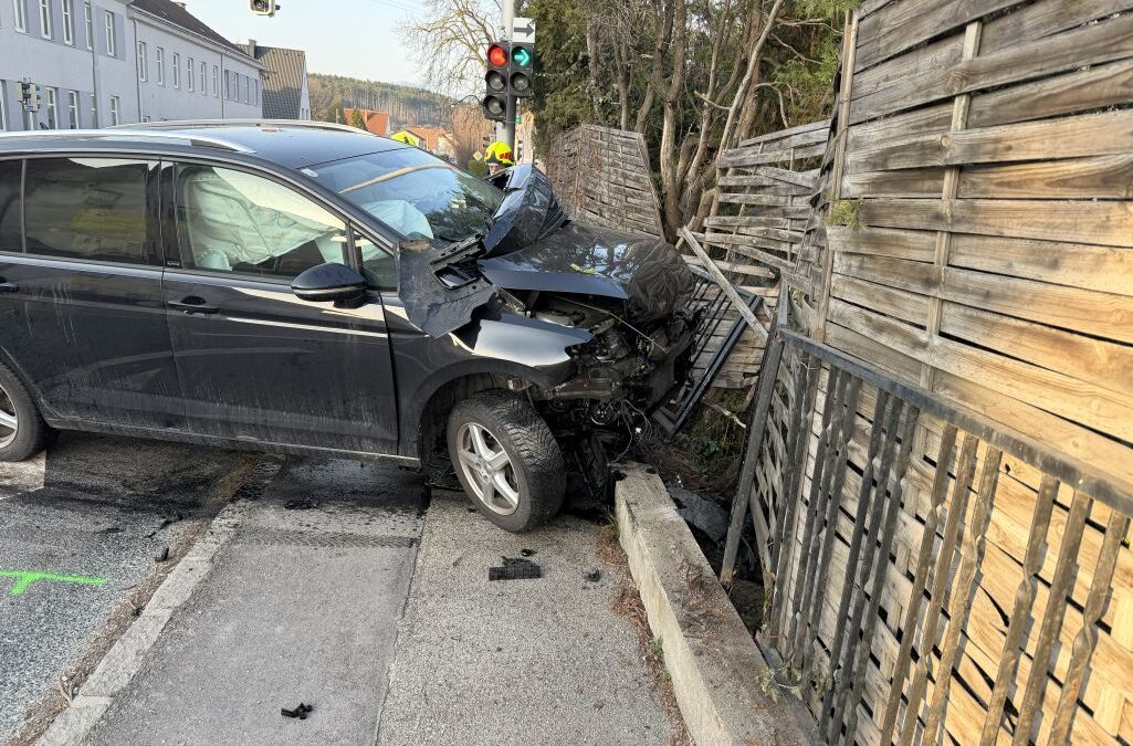 Schwerer Verkehrsunfall auf der Dunkelsteiner Kreuzung