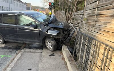 Schwerer Verkehrsunfall auf der Dunkelsteiner Kreuzung
