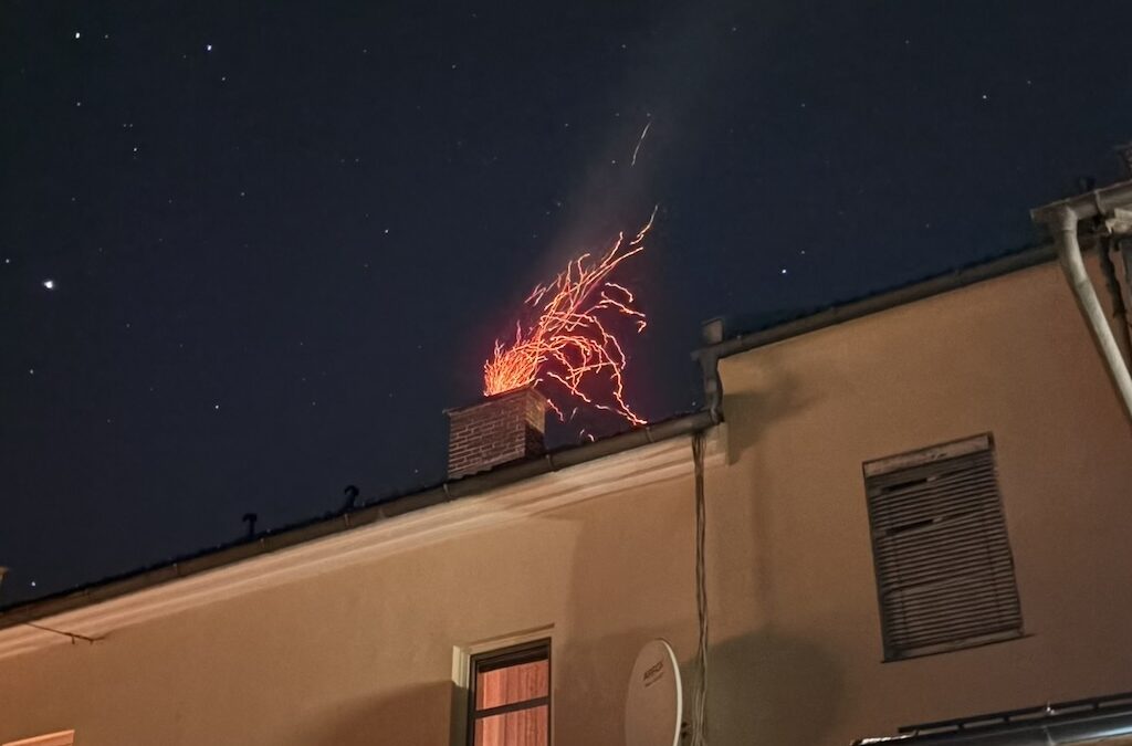Kaminbrand in einem Mehrparteienhaus