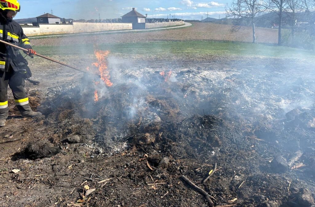 Nachlöscharbeiten nach Osterfeuer aufgrund starken Windes