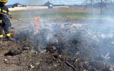 Nachlöscharbeiten nach Osterfeuer aufgrund starken Windes