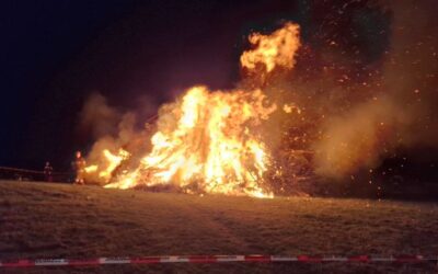 Traditionelles Osterfeuer bei bestem Wetter – gelebtes Brauchtum und starke Gemeinschaft
