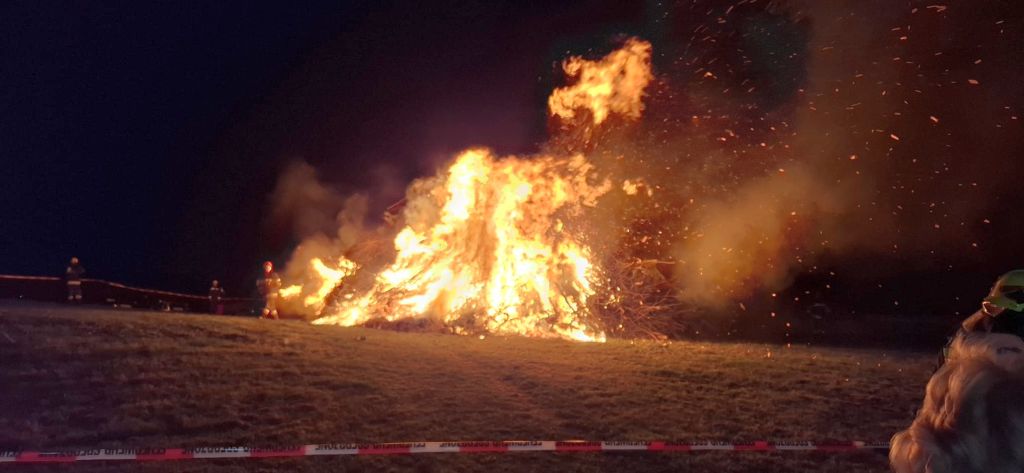 Traditionelles Osterfeuer bei bestem Wetter – gelebtes Brauchtum und starke Gemeinschaft